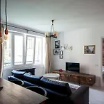 Retro Midtown Apartment
