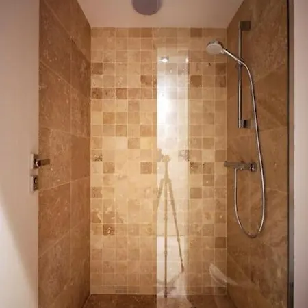 Retro Midtown Apartment *